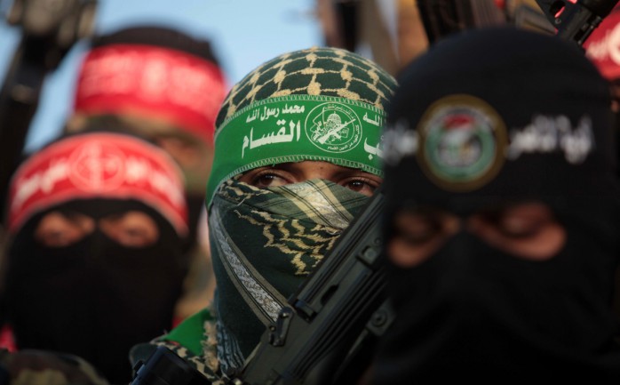 عناصر من فصائل المقاومة في غزة خلال عرض عسكري (أرشيف)